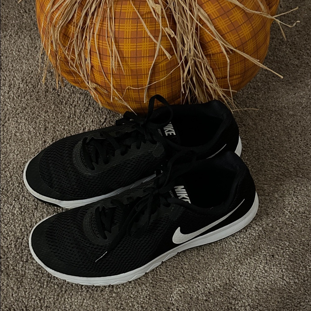 Nike Women’s Black and White Sneakers